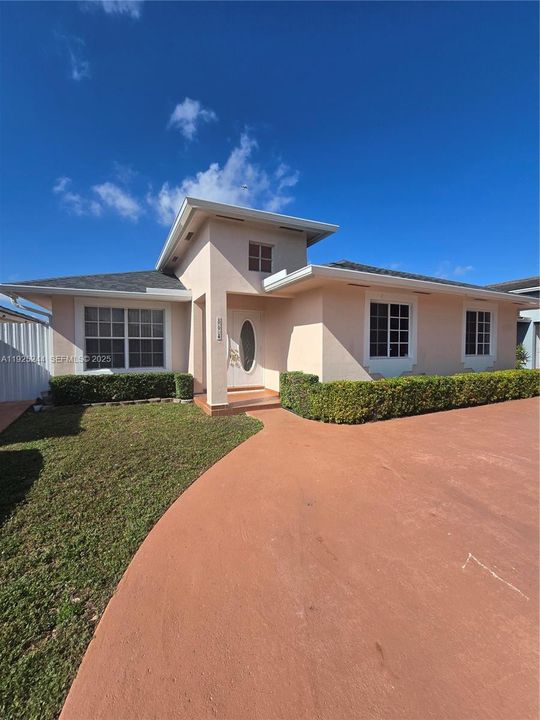 Active With Contract: $3,500 (3 beds, 2 baths, 1561 Square Feet)