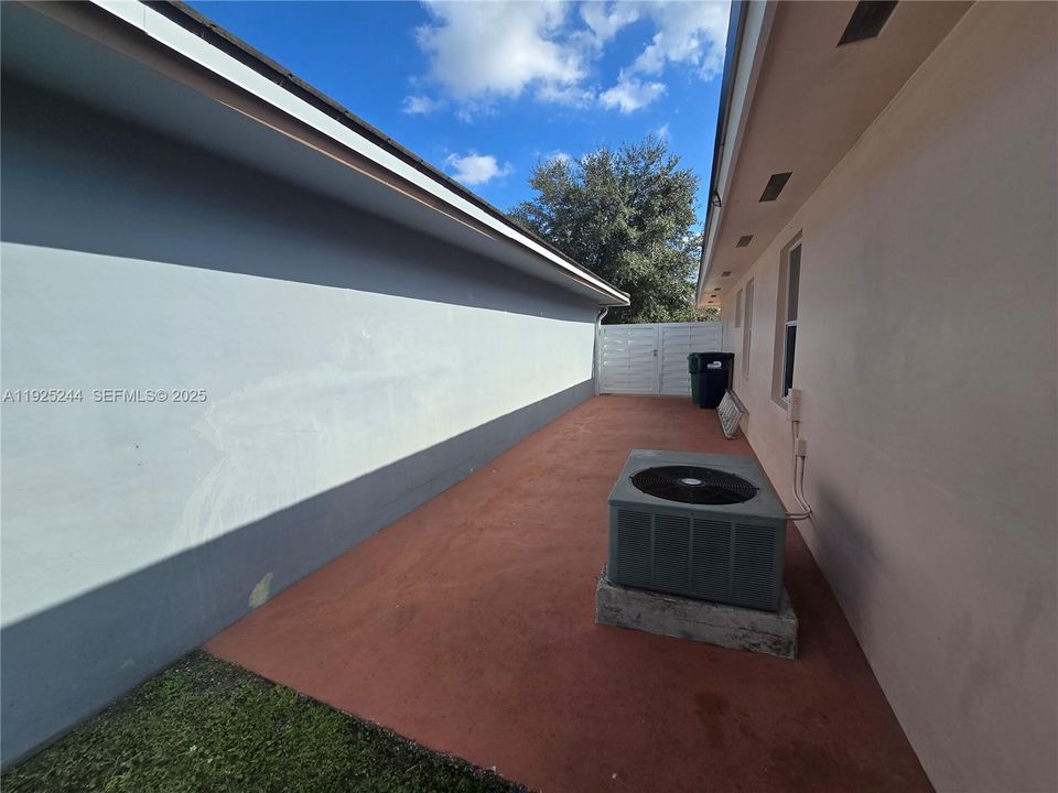 Active With Contract: $3,500 (3 beds, 2 baths, 1561 Square Feet)