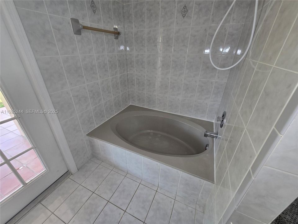 For Rent: $3,500 (3 beds, 2 baths, 1561 Square Feet)