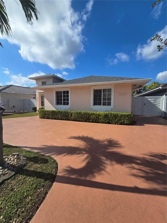 Active With Contract: $3,500 (3 beds, 2 baths, 1561 Square Feet)