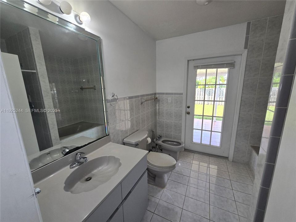 For Rent: $3,500 (3 beds, 2 baths, 1561 Square Feet)