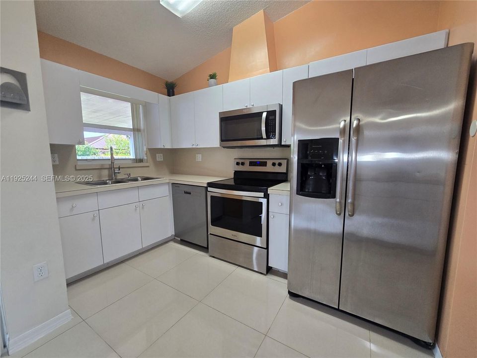 For Rent: $3,500 (3 beds, 2 baths, 1561 Square Feet)