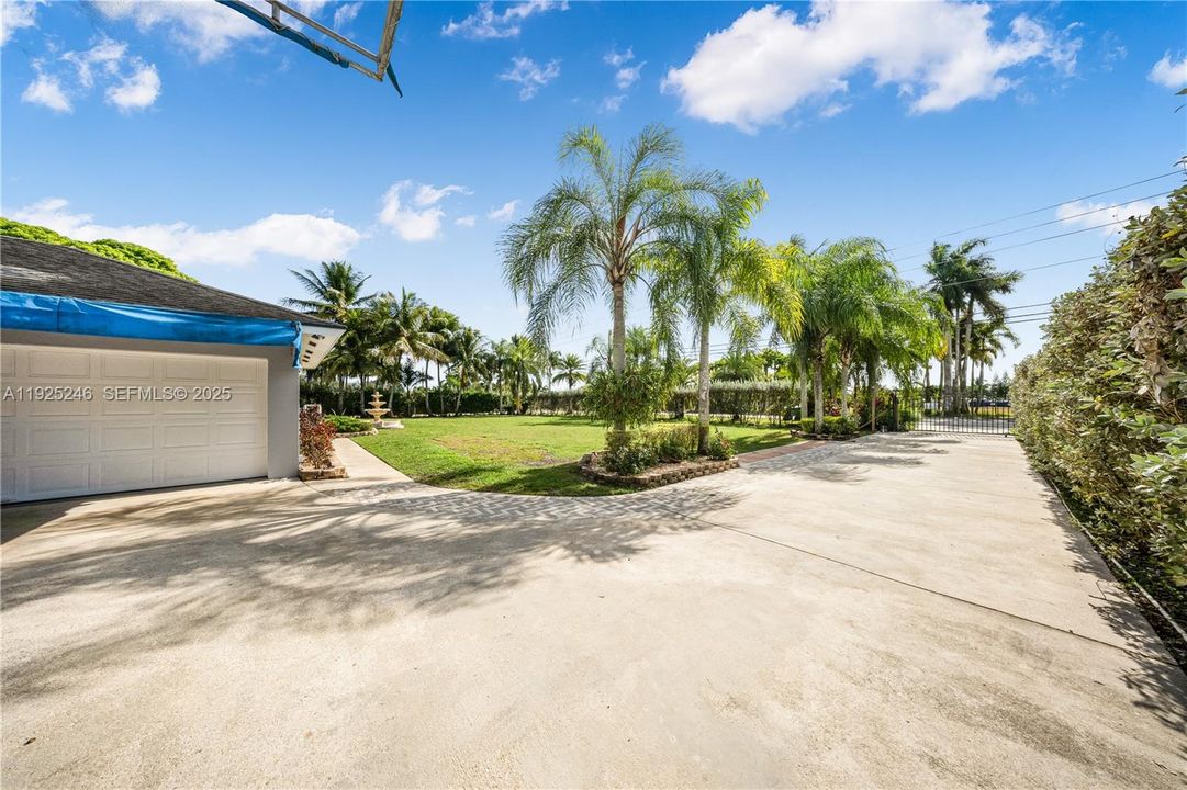 For Sale: $850,000 (3 beds, 2 baths, 1968 Square Feet)