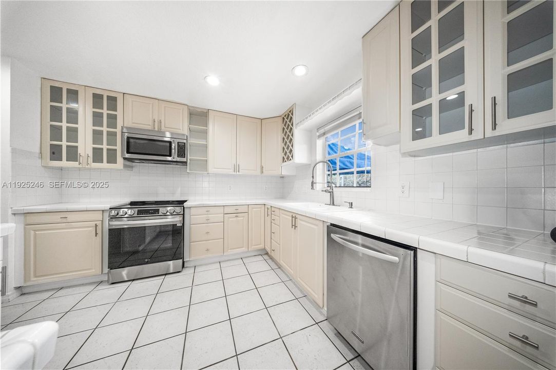 For Sale: $850,000 (3 beds, 2 baths, 1968 Square Feet)