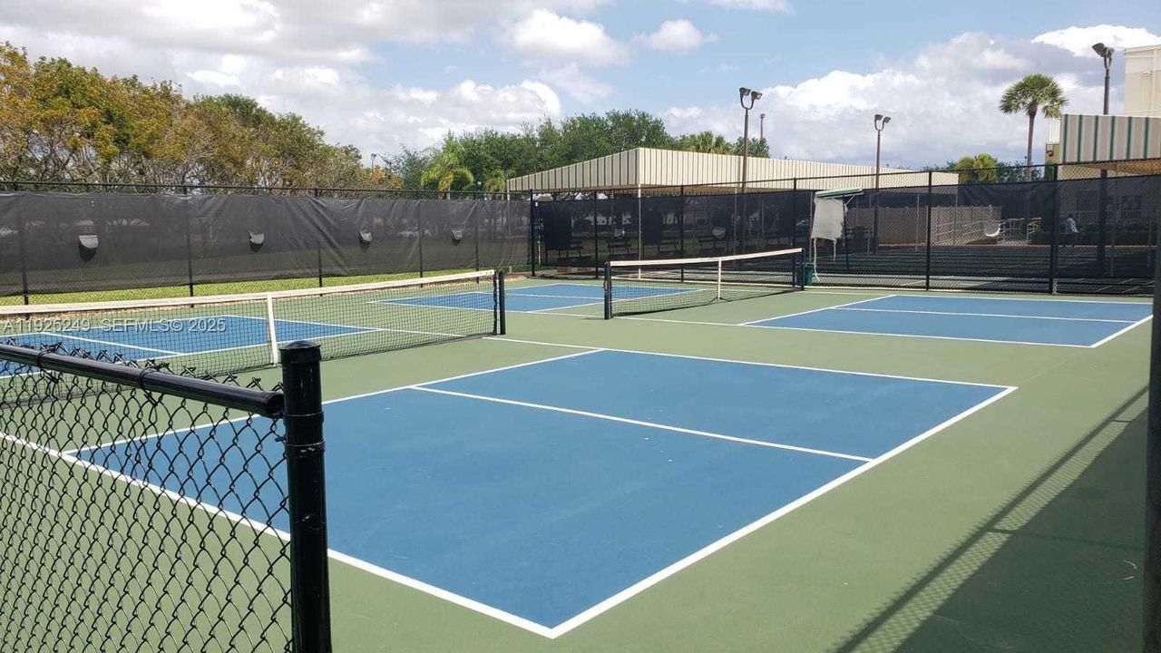 For Rent: $1,400 (1 beds, 1 baths, 570 Square Feet)