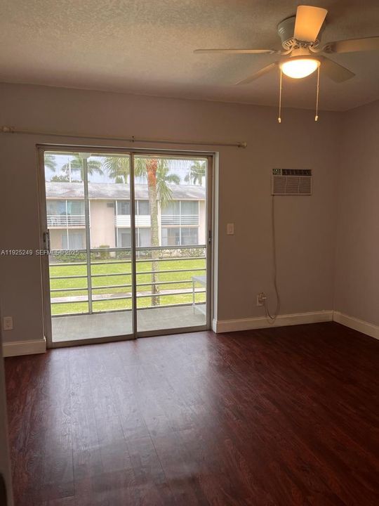 For Rent: $1,400 (1 beds, 1 baths, 570 Square Feet)
