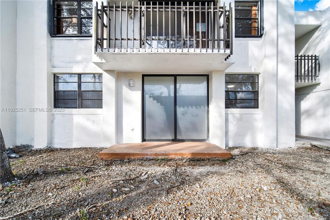 For Rent: $2,100 (2 beds, 1 baths, 760 Square Feet)