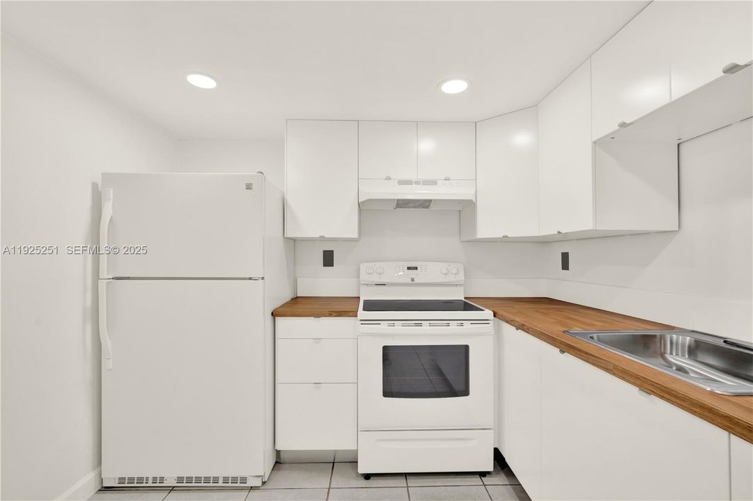 For Rent: $2,100 (2 beds, 1 baths, 760 Square Feet)