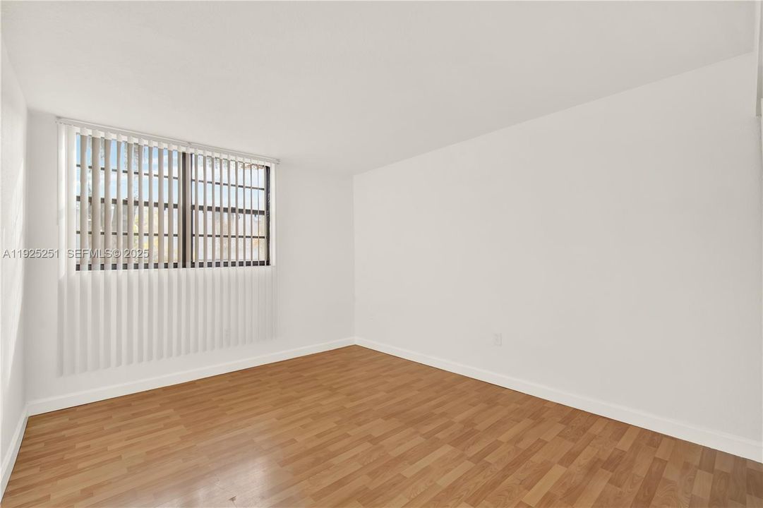 For Rent: $2,100 (2 beds, 1 baths, 760 Square Feet)