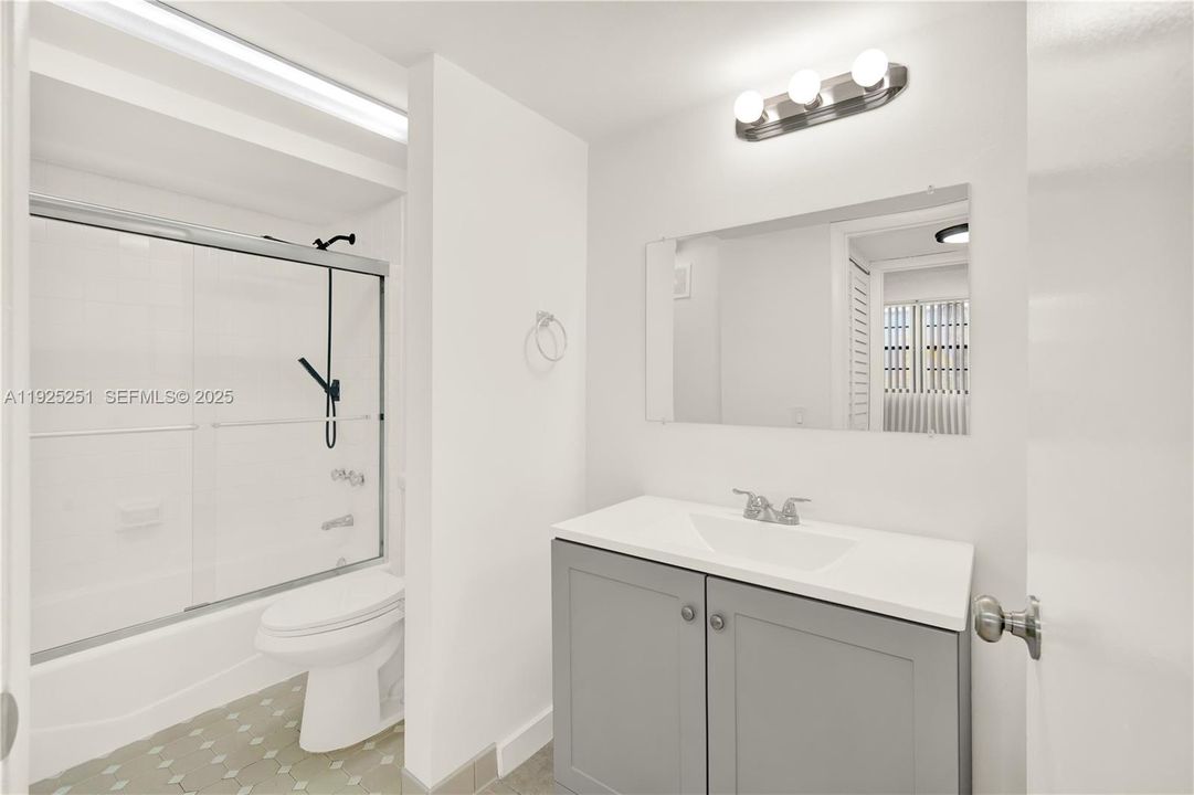 For Rent: $2,100 (2 beds, 1 baths, 760 Square Feet)