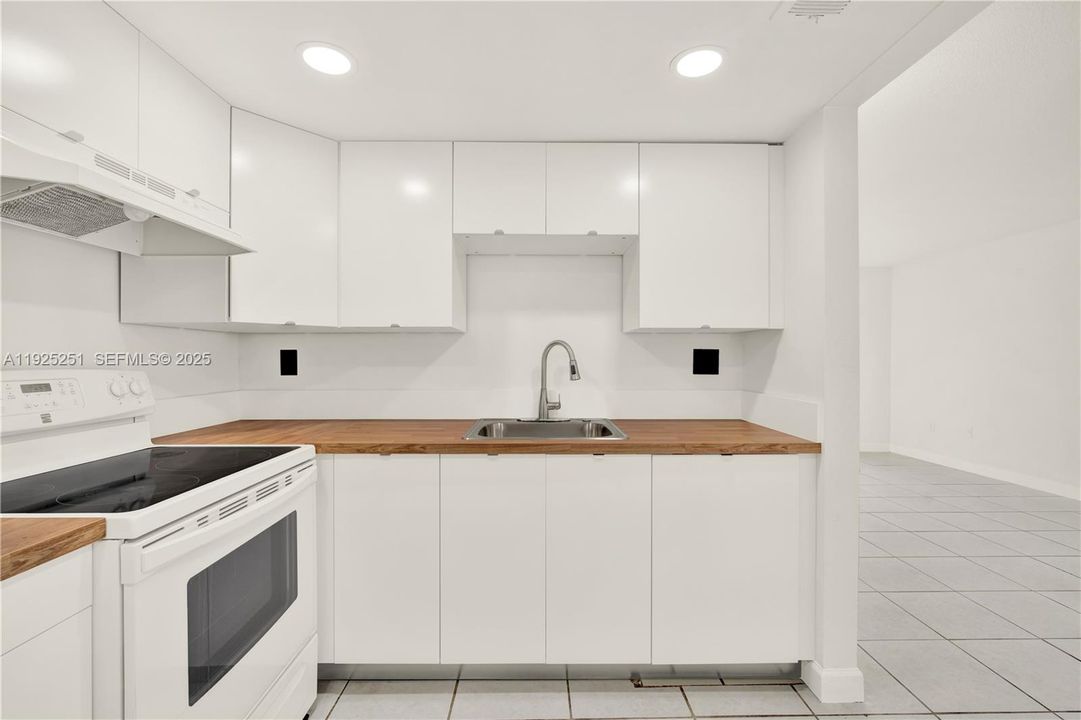 For Rent: $2,100 (2 beds, 1 baths, 760 Square Feet)