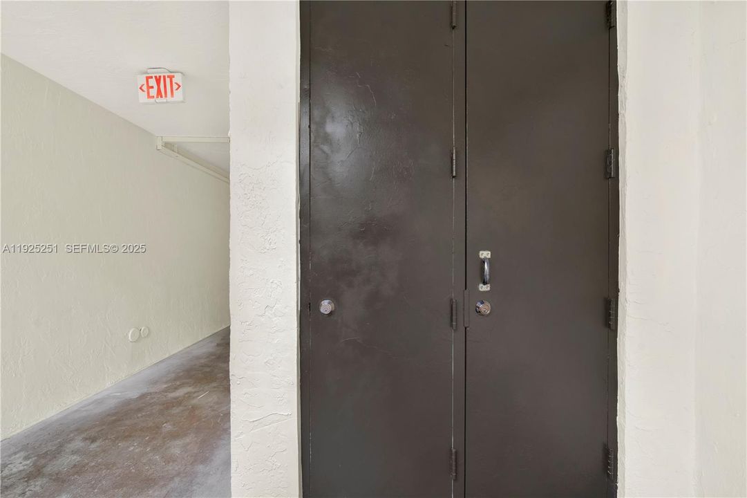 For Rent: $2,100 (2 beds, 1 baths, 760 Square Feet)