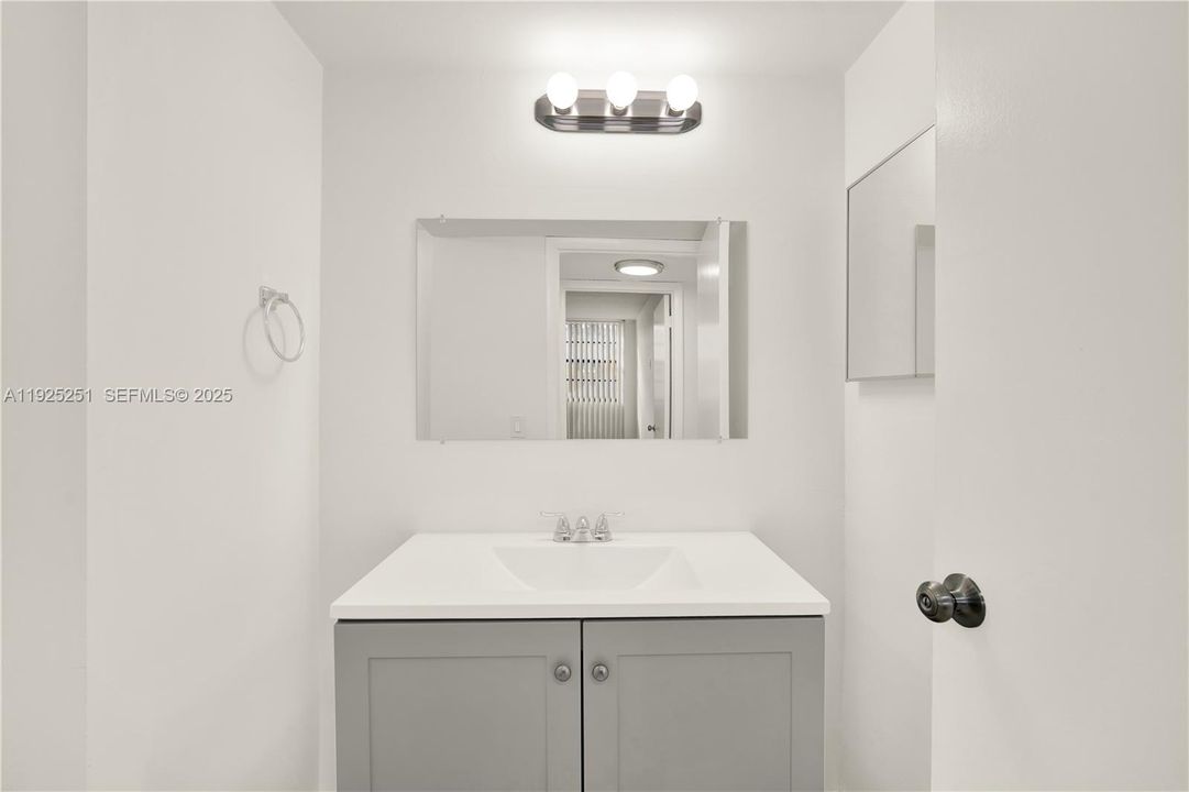 For Rent: $2,100 (2 beds, 1 baths, 760 Square Feet)