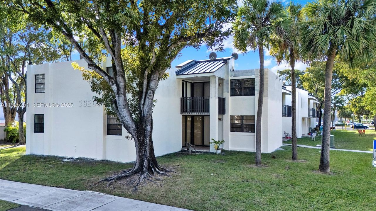 For Rent: $2,100 (2 beds, 1 baths, 760 Square Feet)