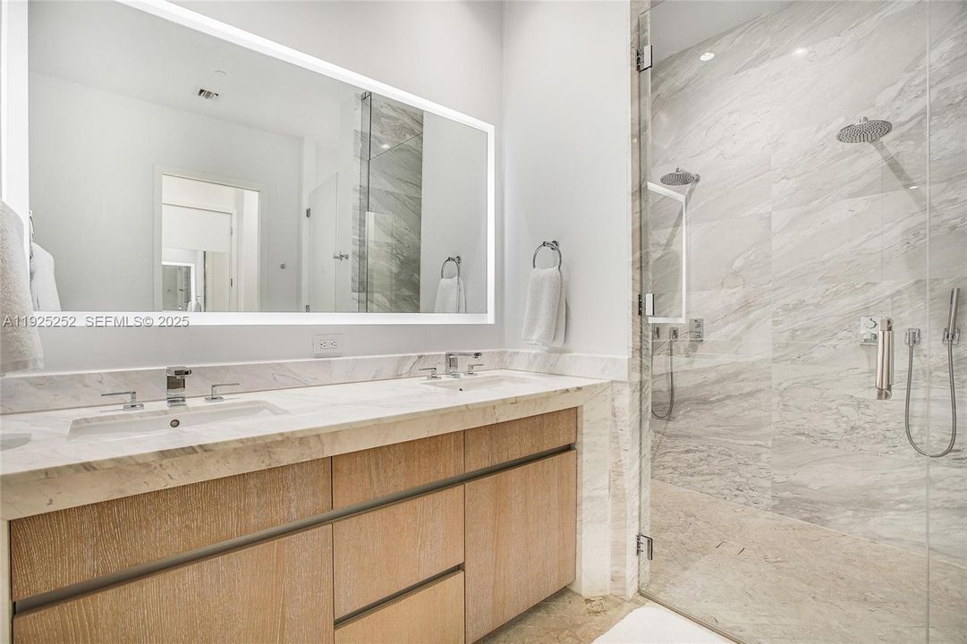 For Sale: $4,800,000 (3 beds, 2 baths, 1954 Square Feet)