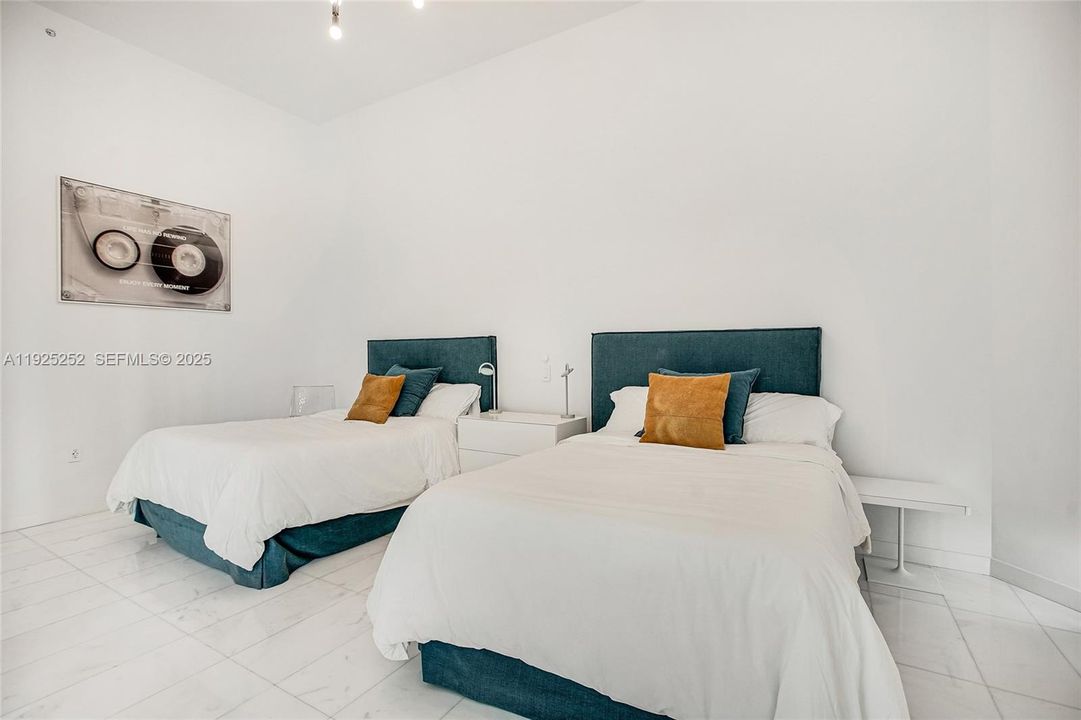 For Sale: $4,800,000 (3 beds, 2 baths, 1954 Square Feet)