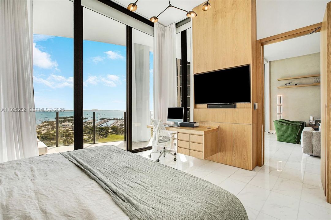 For Sale: $4,800,000 (3 beds, 2 baths, 1954 Square Feet)