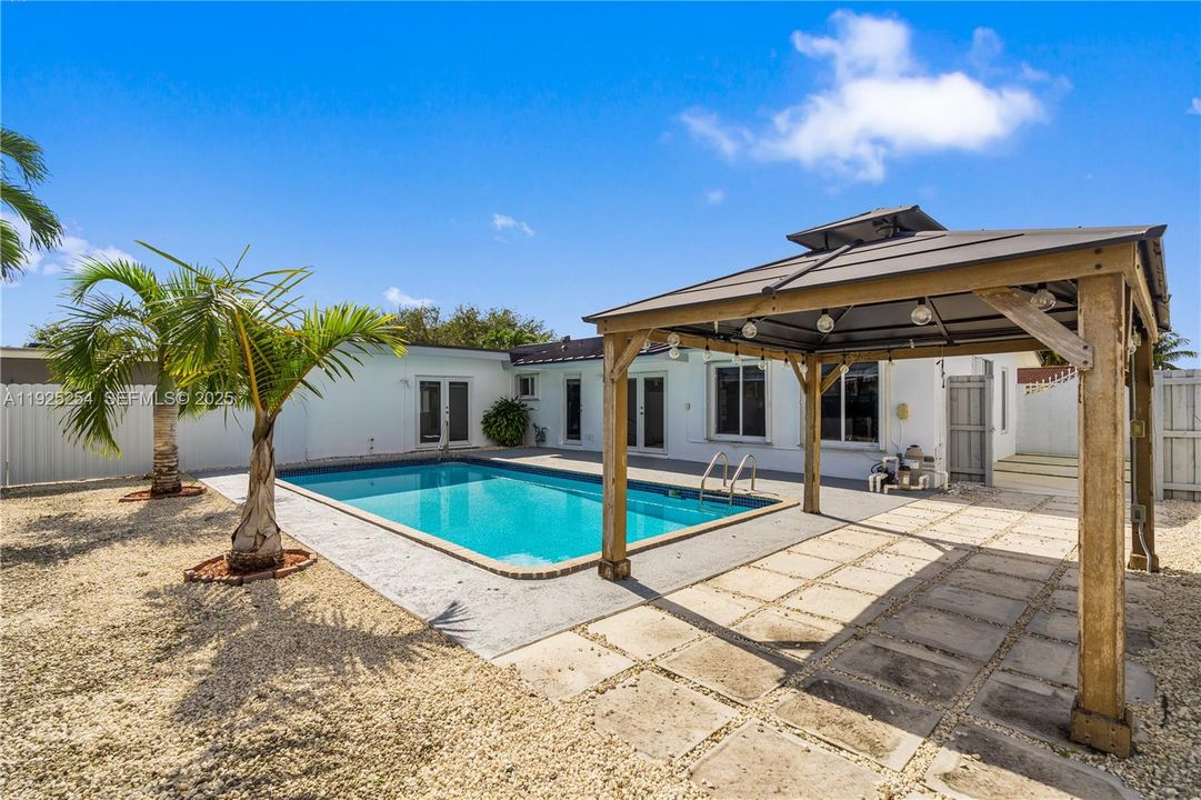 For Rent: $4,900 (4 beds, 2 baths, 1653 Square Feet)