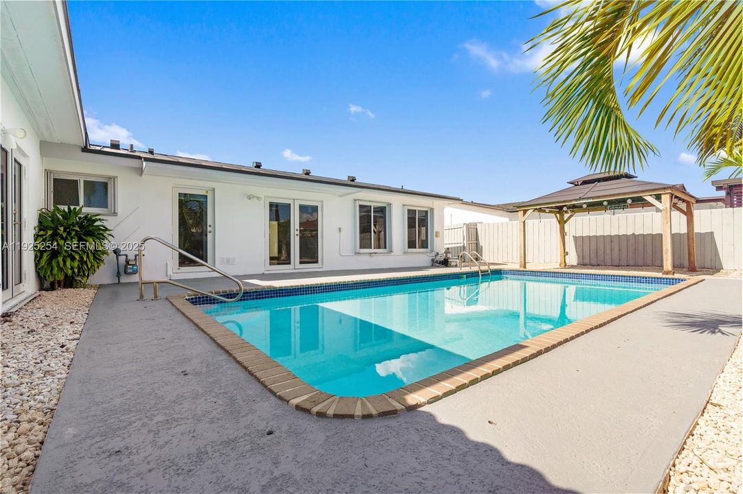 For Rent: $4,900 (4 beds, 2 baths, 1653 Square Feet)