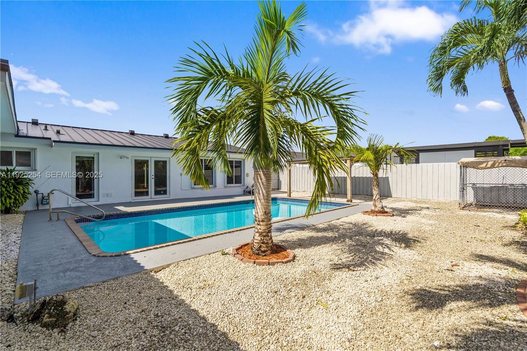 For Rent: $4,900 (4 beds, 2 baths, 1653 Square Feet)