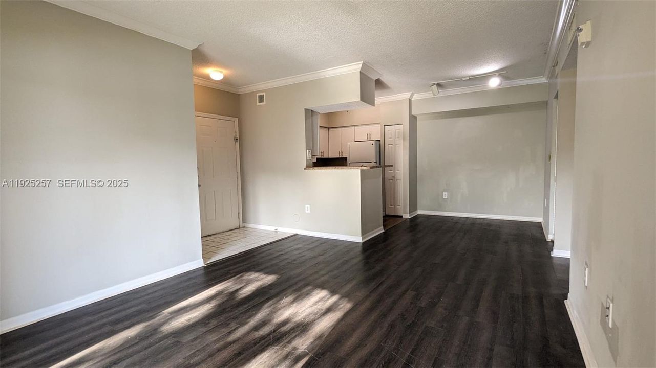 出租: $1,900 (1 贝兹, 1 浴室, 690 平方英尺)