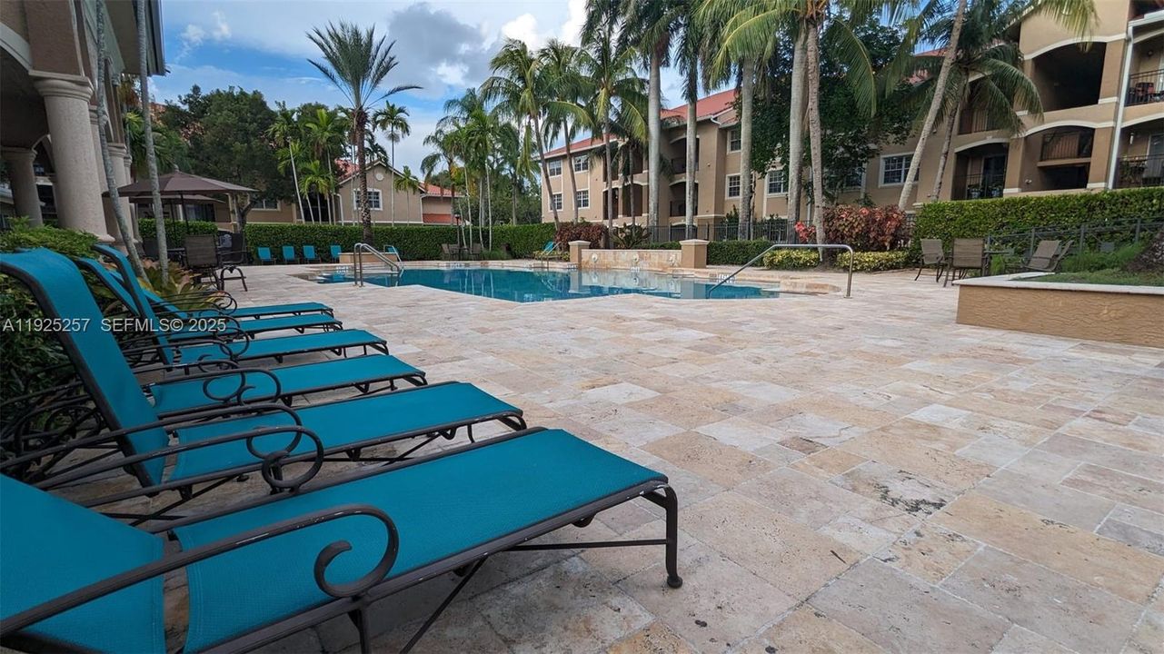 出租: $1,900 (1 贝兹, 1 浴室, 690 平方英尺)