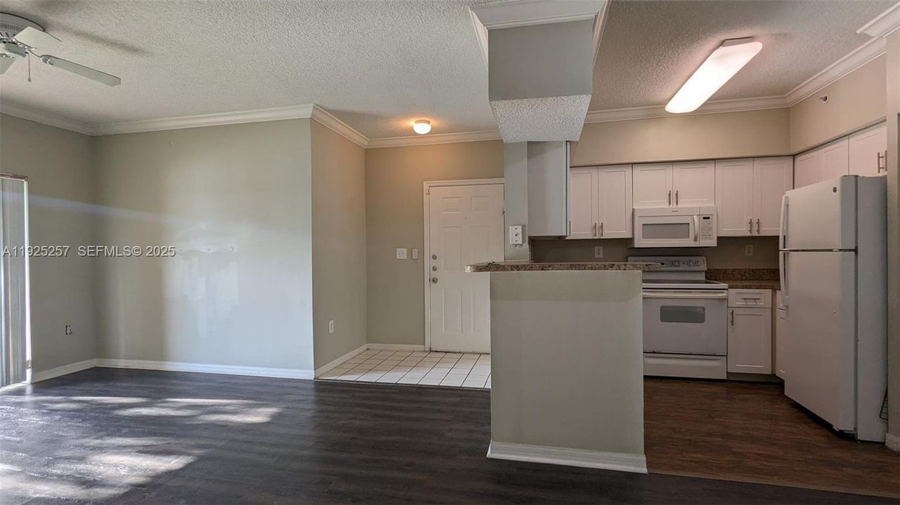 出租: $1,900 (1 贝兹, 1 浴室, 690 平方英尺)