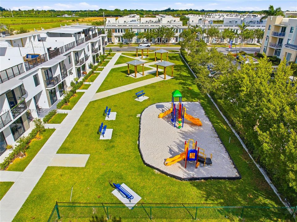 出租: $2,950 (4 贝兹, 3 浴室, 1398 平方英尺)