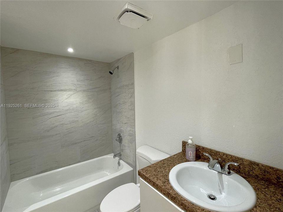 В аренду: $2,100 (2 спален, 2 ванн, 793 Квадратных фут)