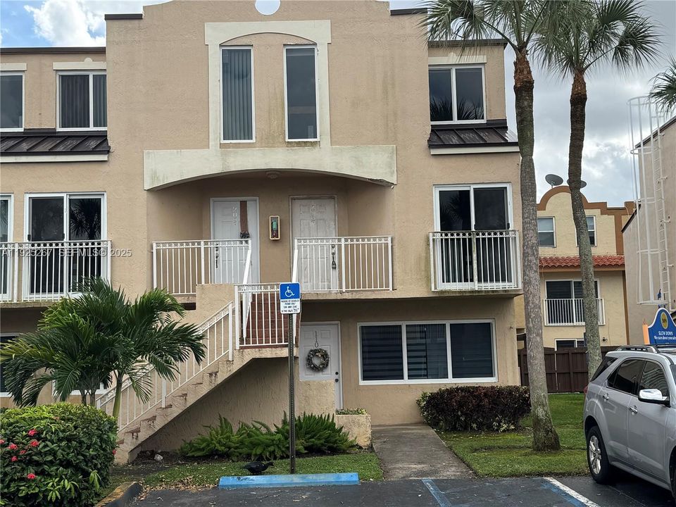 For Rent: $2,250 (2 beds, 2 baths, 859 Square Feet)