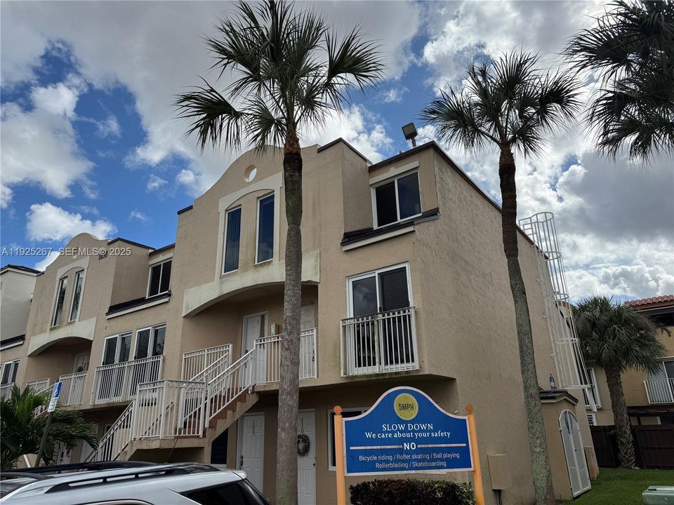 For Rent: $2,250 (2 beds, 2 baths, 859 Square Feet)