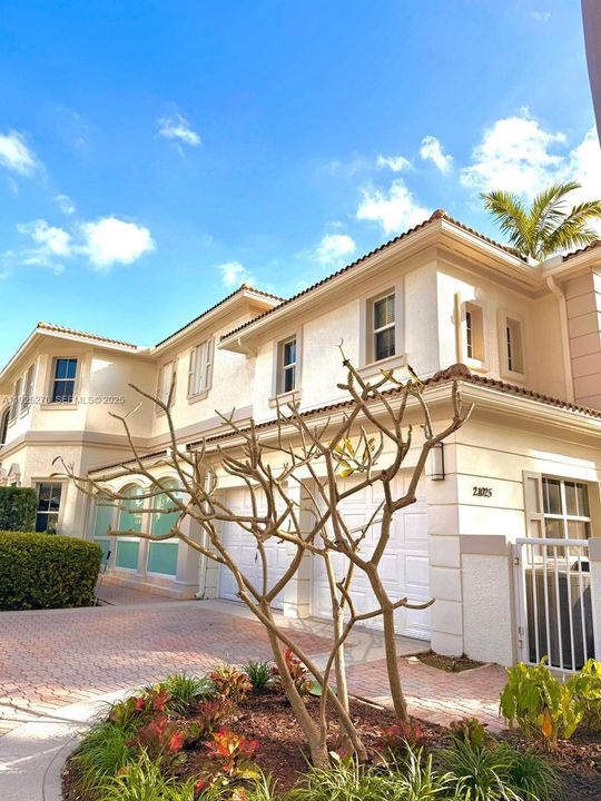 En Renta: $14,000 (4 camas, 3 baños, 3200 Pies cuadrados)