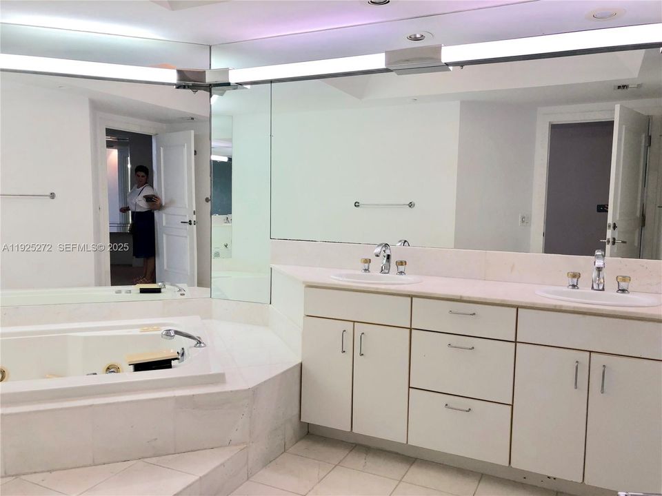 For Sale: $950,000 (2 beds, 2 baths, 1910 Square Feet)