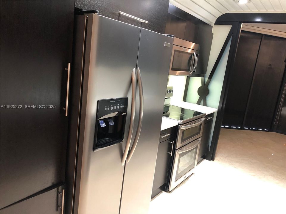 For Sale: $950,000 (2 beds, 2 baths, 1910 Square Feet)