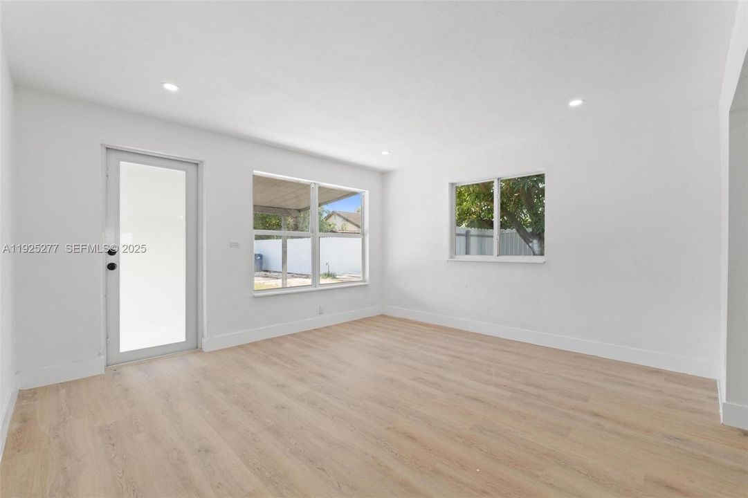 На продажу: $475,000 (3 спален, 2 ванн, 870 Квадратных фут)