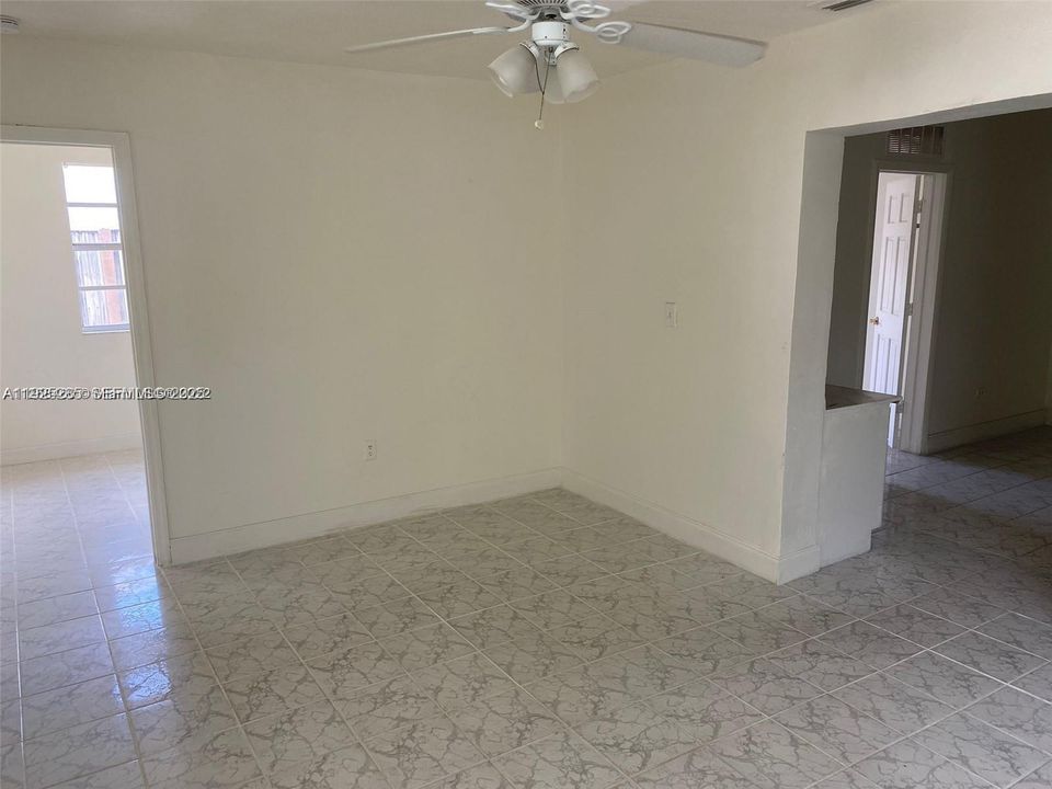 For Rent: $2,700 (3 beds, 1 baths, 962 Square Feet)