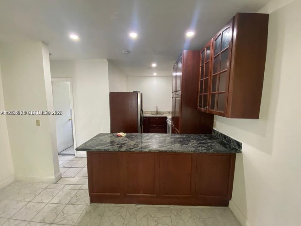 For Rent: $2,700 (3 beds, 1 baths, 962 Square Feet)