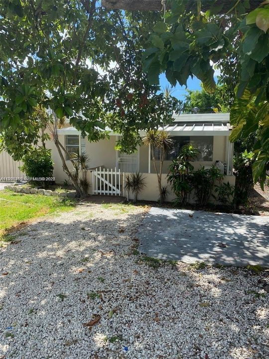 For Rent: $2,700 (3 beds, 1 baths, 962 Square Feet)