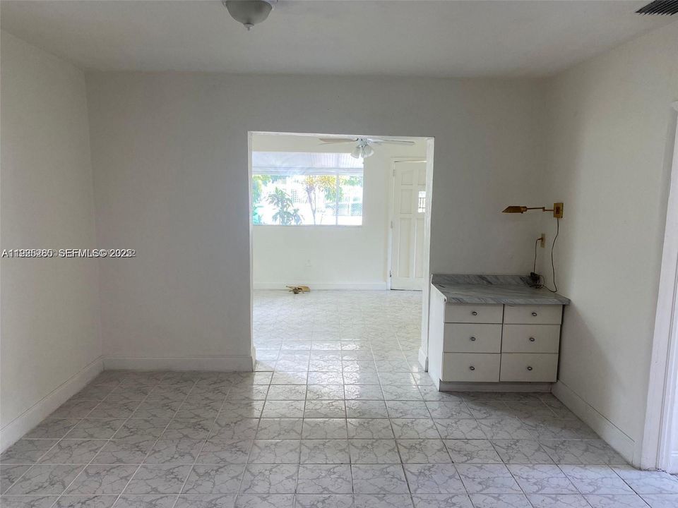 For Rent: $2,700 (3 beds, 1 baths, 962 Square Feet)