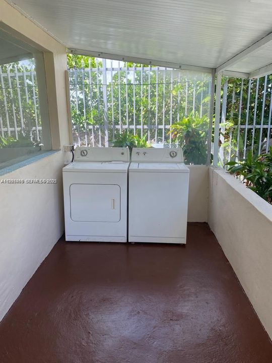 For Rent: $2,700 (3 beds, 1 baths, 962 Square Feet)