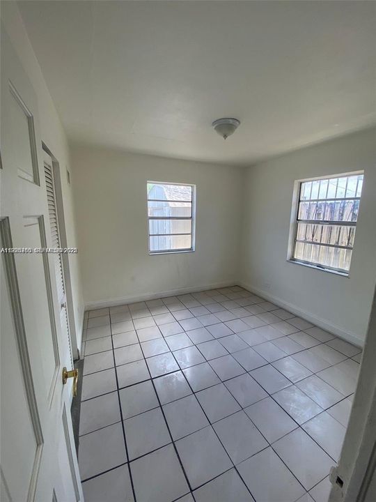 For Rent: $2,700 (3 beds, 1 baths, 962 Square Feet)