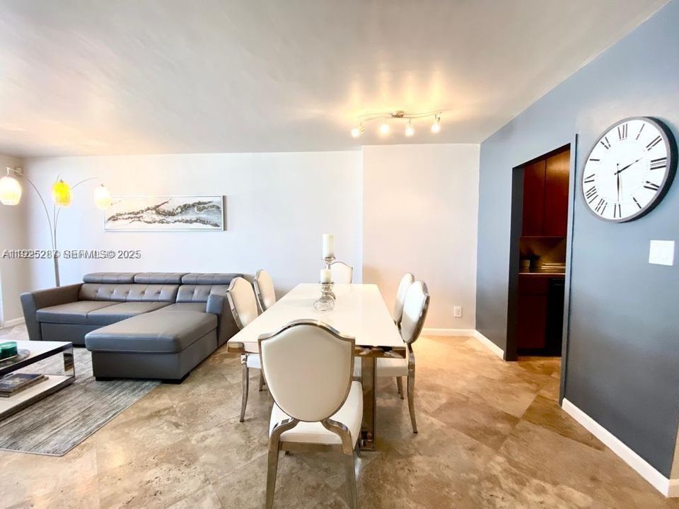 For Sale: $595,000 (1 beds, 1 baths, 865 Square Feet)