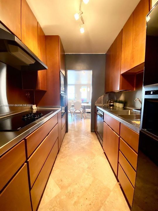 For Sale: $595,000 (1 beds, 1 baths, 865 Square Feet)