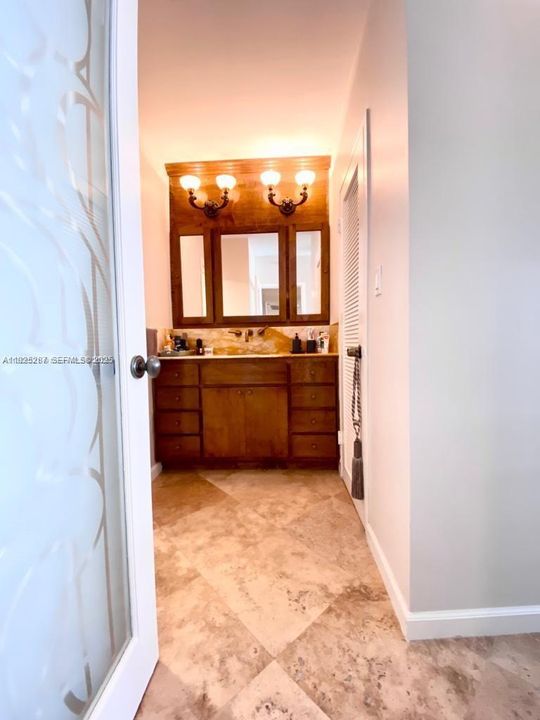 For Sale: $595,000 (1 beds, 1 baths, 865 Square Feet)