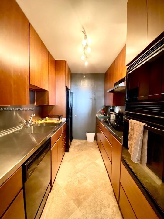 For Sale: $595,000 (1 beds, 1 baths, 865 Square Feet)