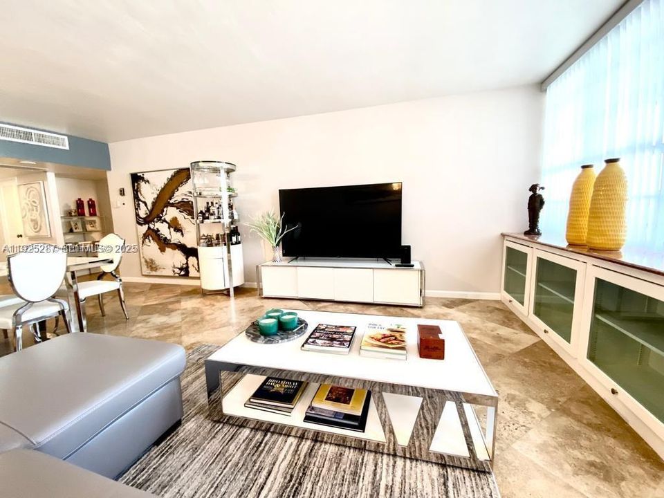 For Sale: $595,000 (1 beds, 1 baths, 865 Square Feet)