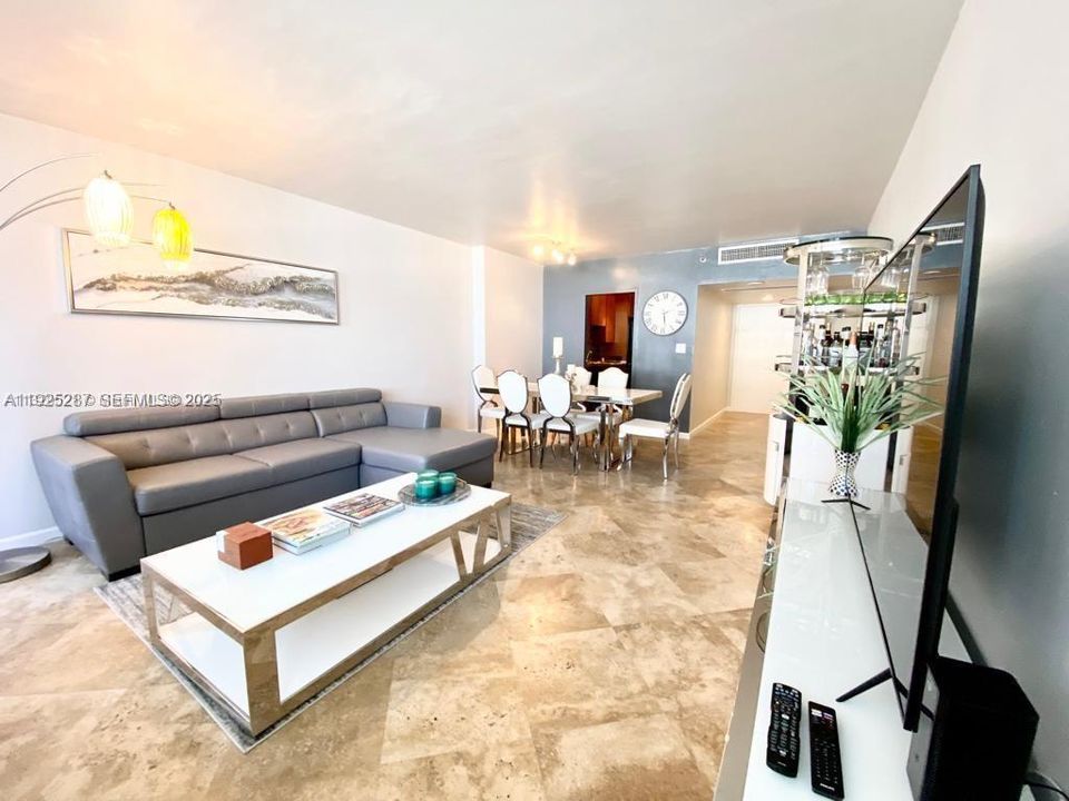 For Sale: $595,000 (1 beds, 1 baths, 865 Square Feet)