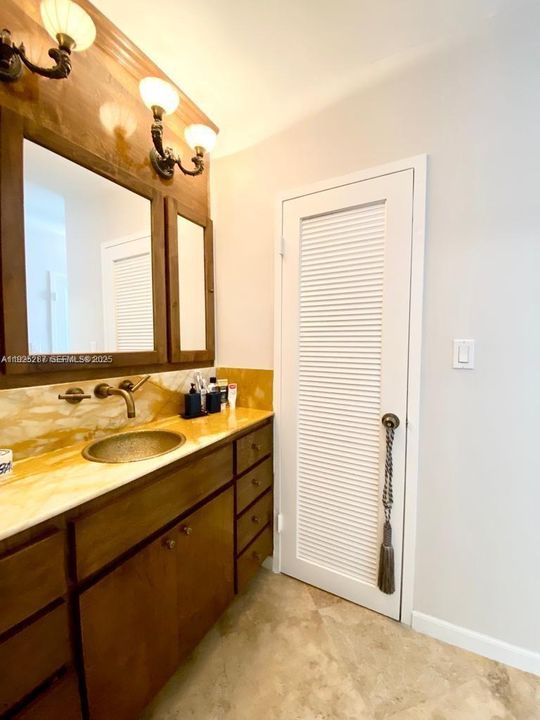 For Sale: $595,000 (1 beds, 1 baths, 865 Square Feet)