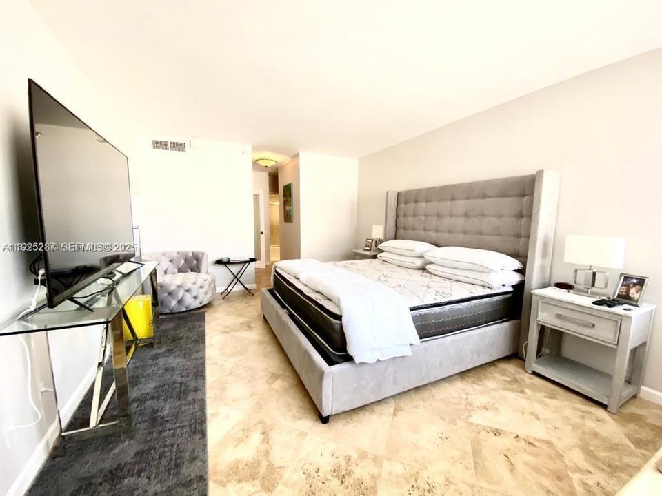 For Sale: $595,000 (1 beds, 1 baths, 865 Square Feet)