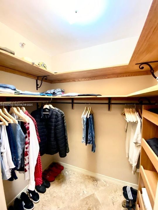 For Sale: $595,000 (1 beds, 1 baths, 865 Square Feet)